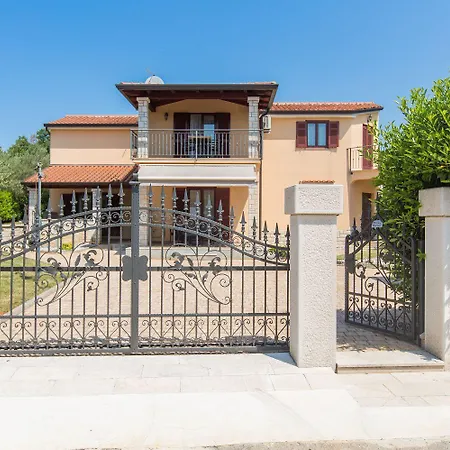 Traumhaftes Nur 250 Meter Zum Mit Meerblick, Pool, Grillbereich, Privatparkplatz Apartment Porec