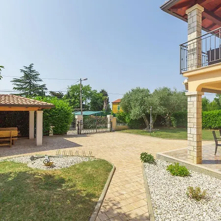 Traumhaftes Nur 250 Meter Zum Mit Meerblick, Pool, Grillbereich, Privatparkplatz * Poreč