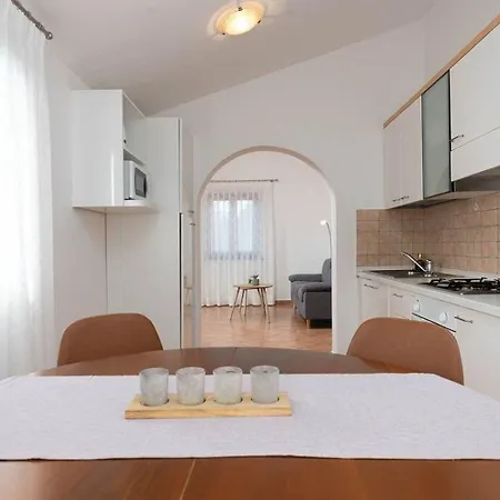 Apartment Traumhaftes Nur 250 Meter Zum Mit Meerblick, Pool, Grillbereich, Privatparkplatz Poreč