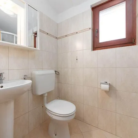 Traumhaftes Nur 250 Meter Zum Mit Meerblick, Pool, Grillbereich, Privatparkplatz * Poreč