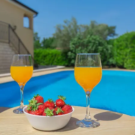 Apartment Traumhaftes Nur 250 Meter Zum Mit Meerblick, Pool, Grillbereich, Privatparkplatz Poreč